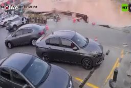 فیلمی از اتفاق باورنکردنی؛ پمپ بنزین در شکاف زمین فرو رفت