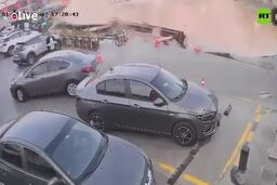 فیلمی از اتفاق باورنکردنی؛ پمپ بنزین در شکاف زمین فرو رفت
