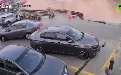 فیلمی از اتفاق باورنکردنی؛ پمپ بنزین در شکاف زمین فرو رفت