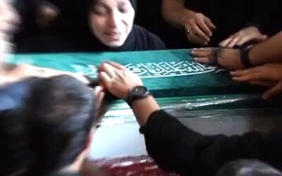 لحظه ورود پیکر نوه رهبر شهید به مصلی