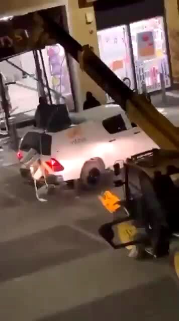 سرقت دستگاه عابربانک با جرثقیل+ ویدئو