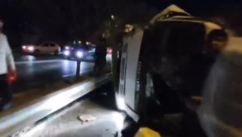 فیلم/ تصادف شدید خودرو با گاردریل پاکبانان را وحشت‌زده کرد