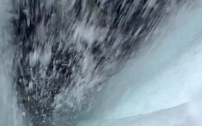 ویدئویی دیدنی از داخل آبشار یخ‌زده