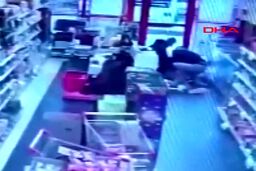 ببینید: لحظات پراسترس برای نجات مشتری فروشگاه از مرگ