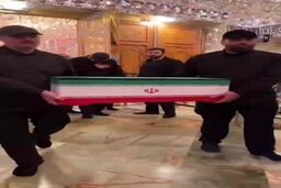 لحظه ورود نوه ۱۴ ماهه آقای شهید ایران به بارگاه حضرت علی (ع)