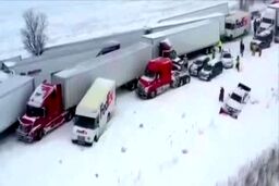 ببینید: تصادف زنجیره‌ای ۱۰۰ خودرو در این جاده برفی