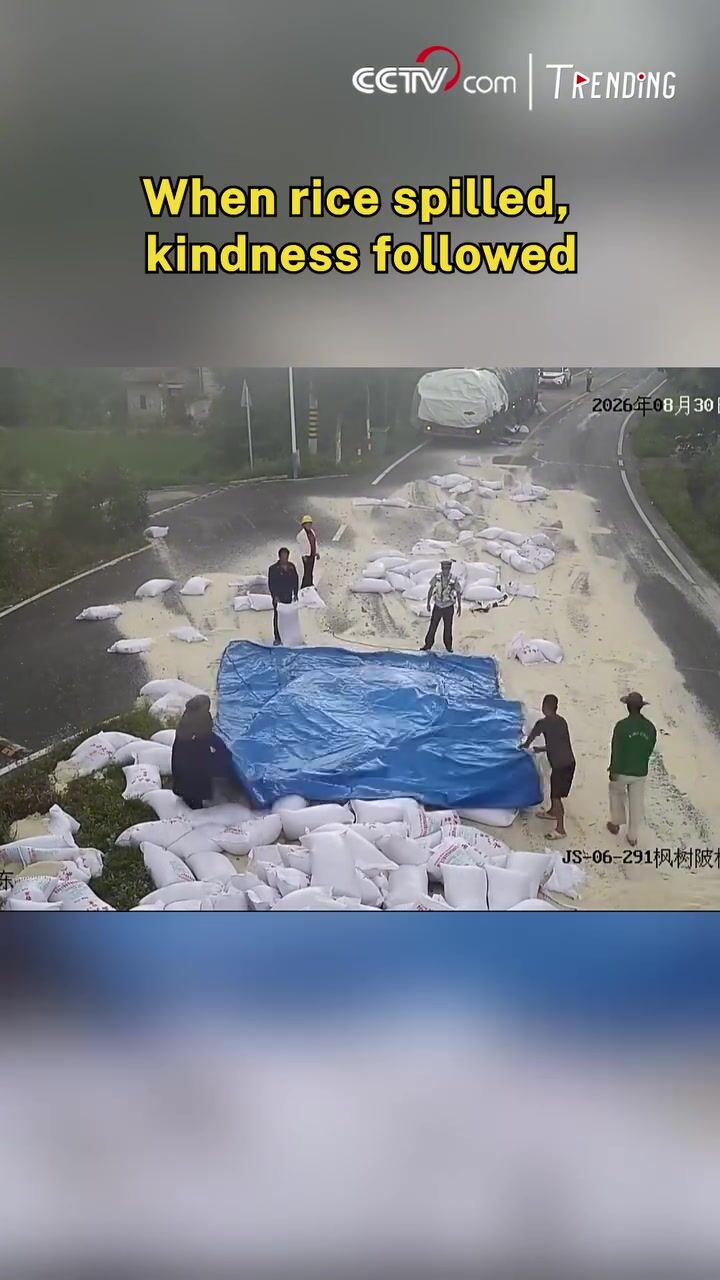 ببینید: ۳۰۰ گونی وسط جاده، پخش زمین شد